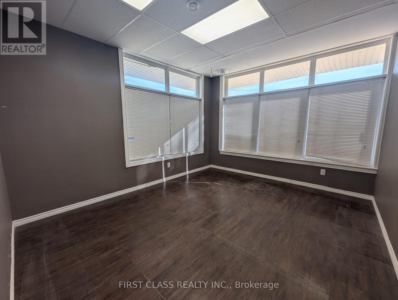 A - 69 Eastchester Avenue Property Photo 8