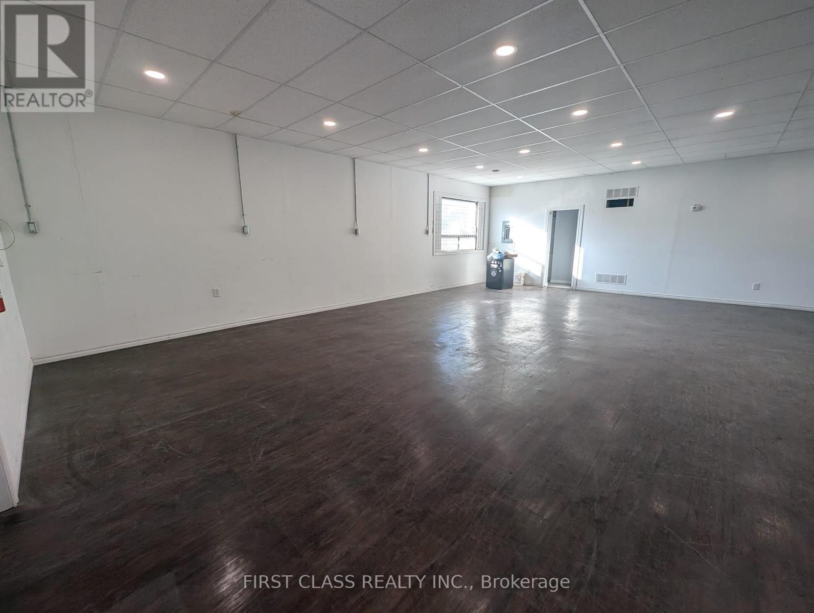 A - 69 Eastchester Avenue Property Photo 11