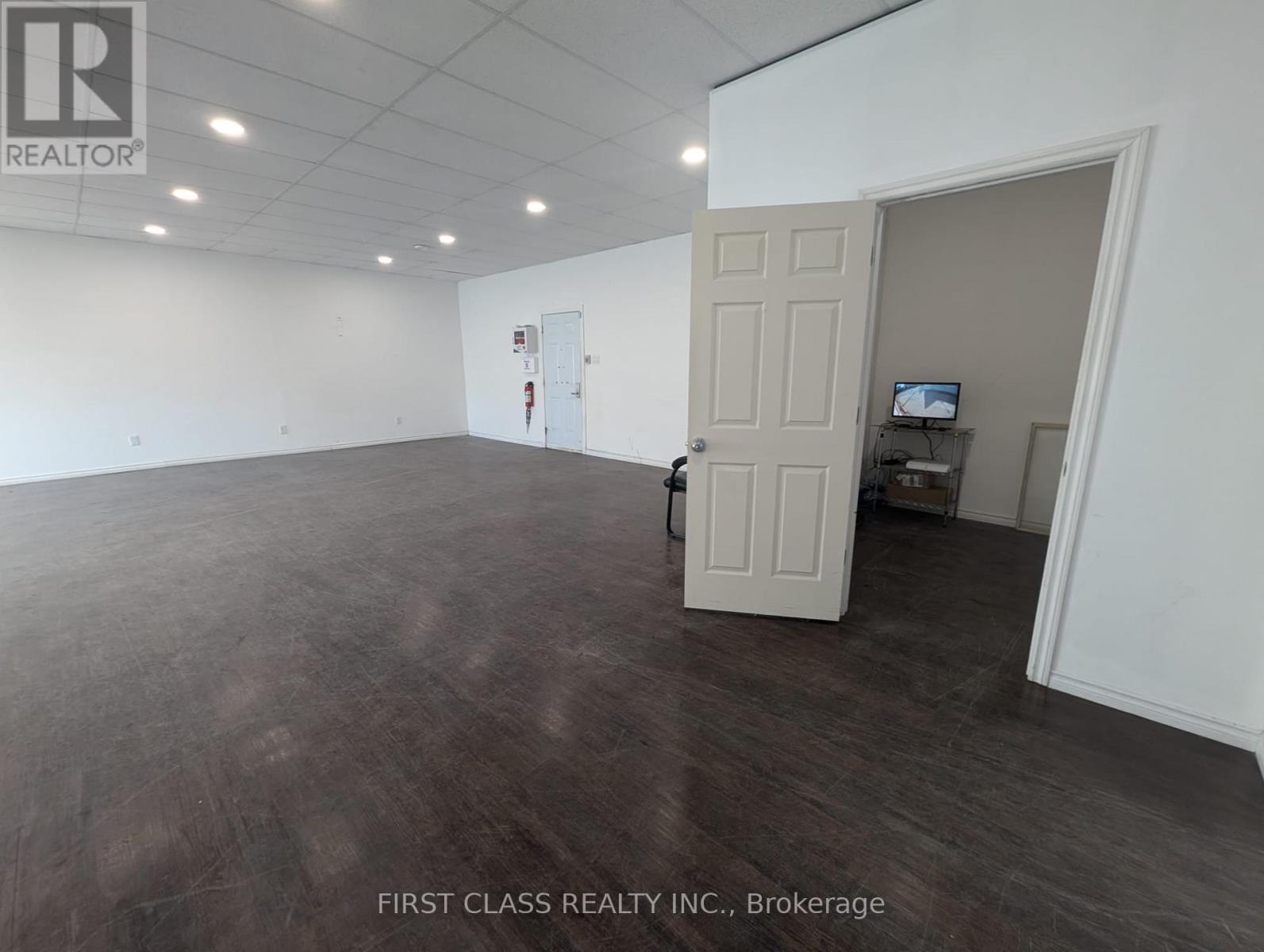 A - 69 Eastchester Avenue Property Photo 12