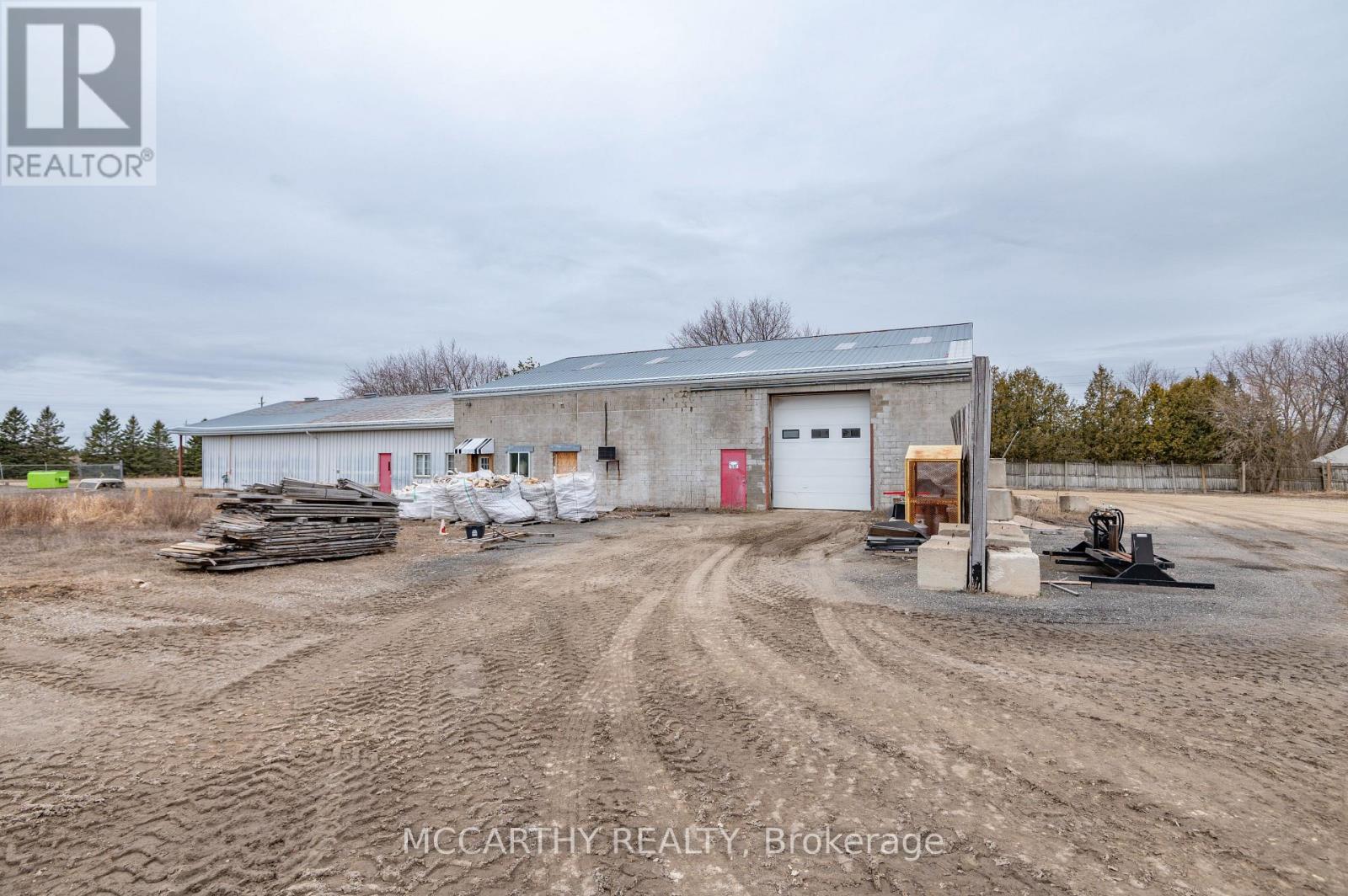 443 Main Street W Property Photo 16