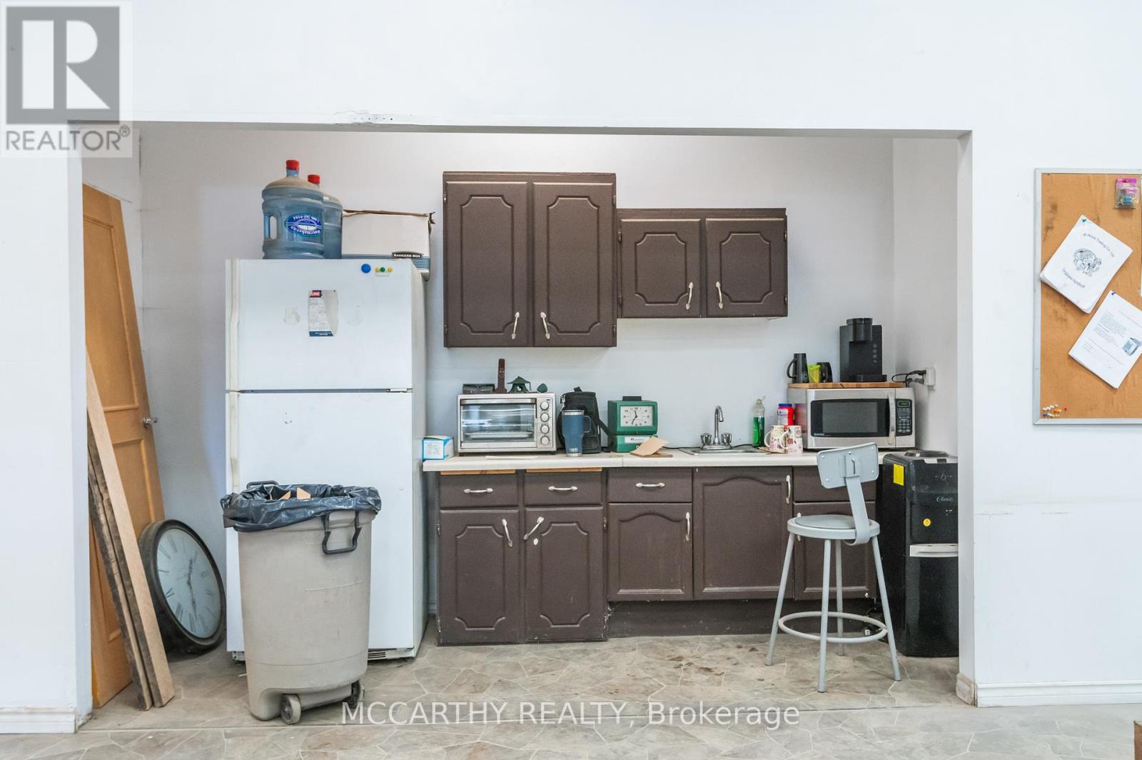 443 Main Street W Property Photo 30