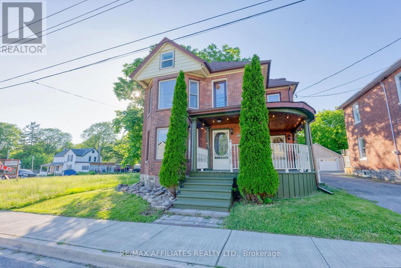 138 Henry Street E Property Photo