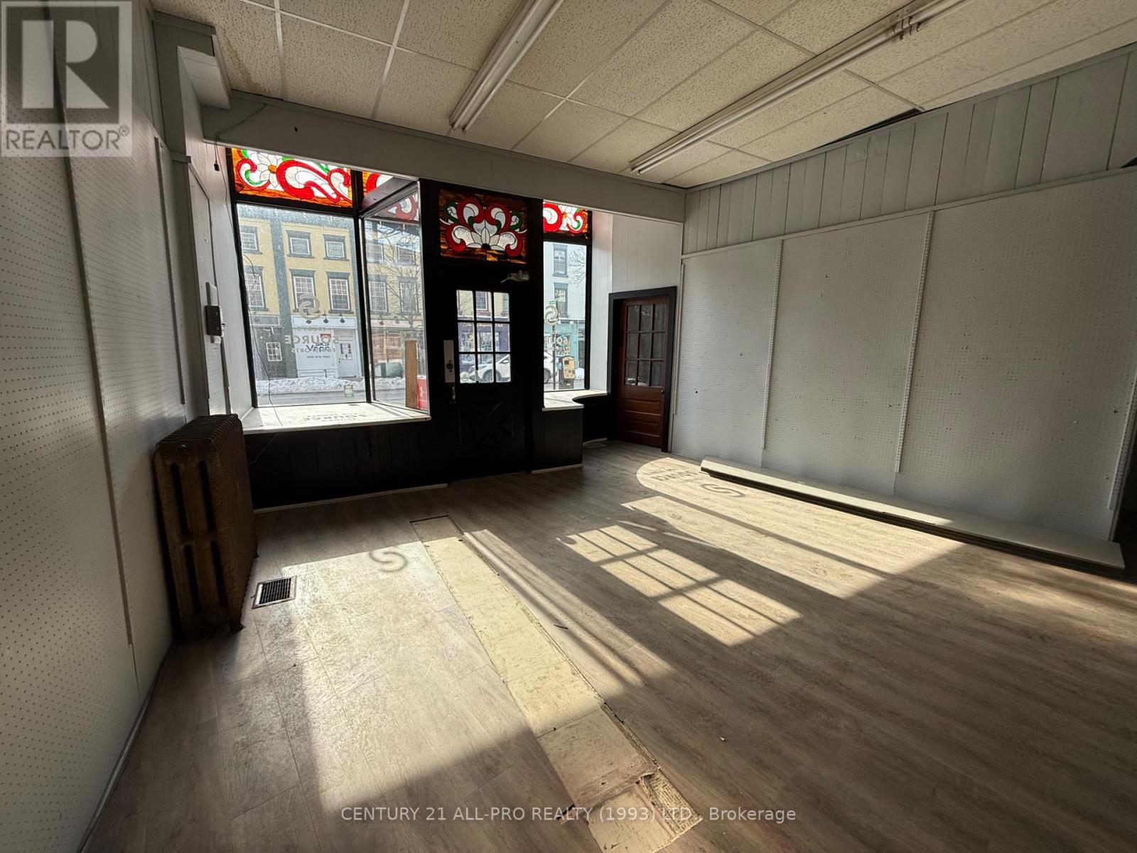 84 King Street W Property Photo 2