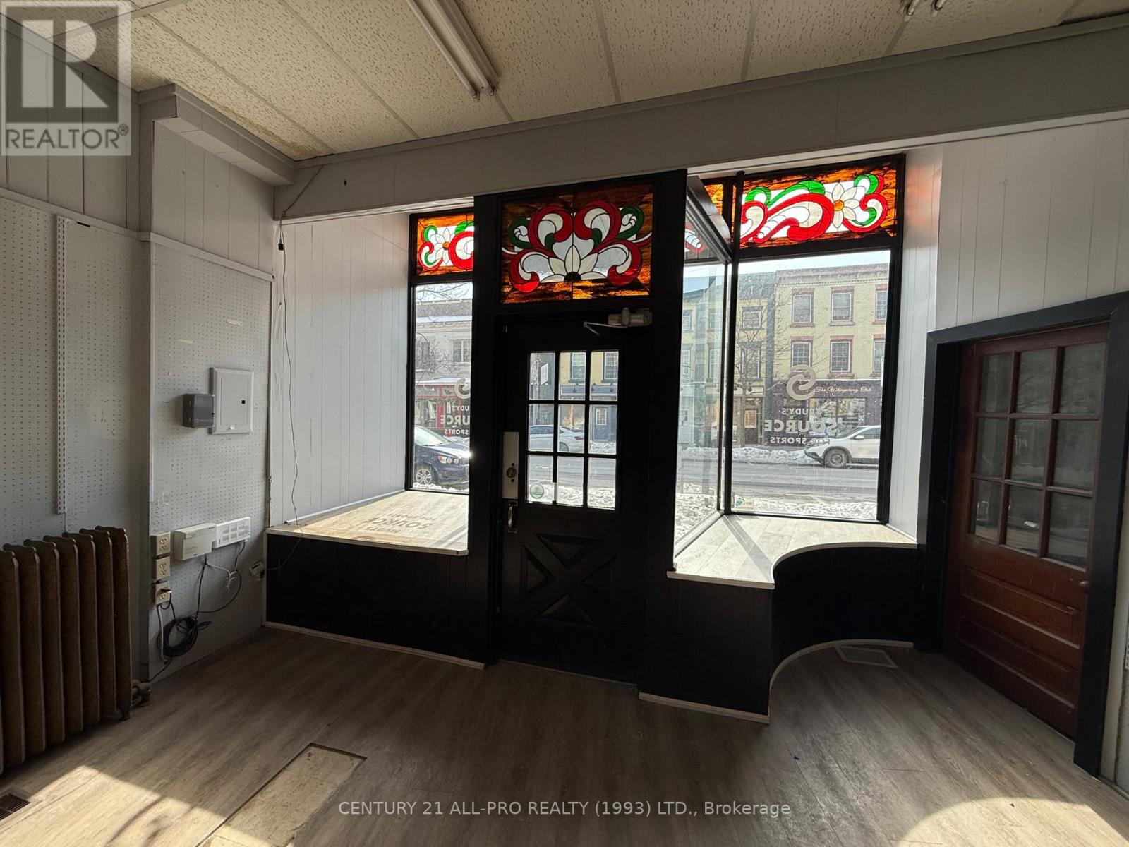 84 King Street W Property Photo 3