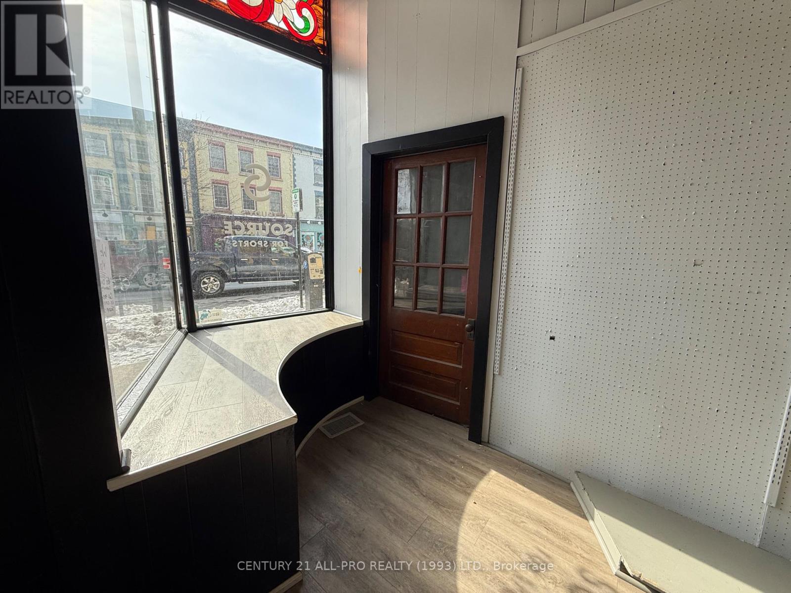 84 King Street W Property Photo 5
