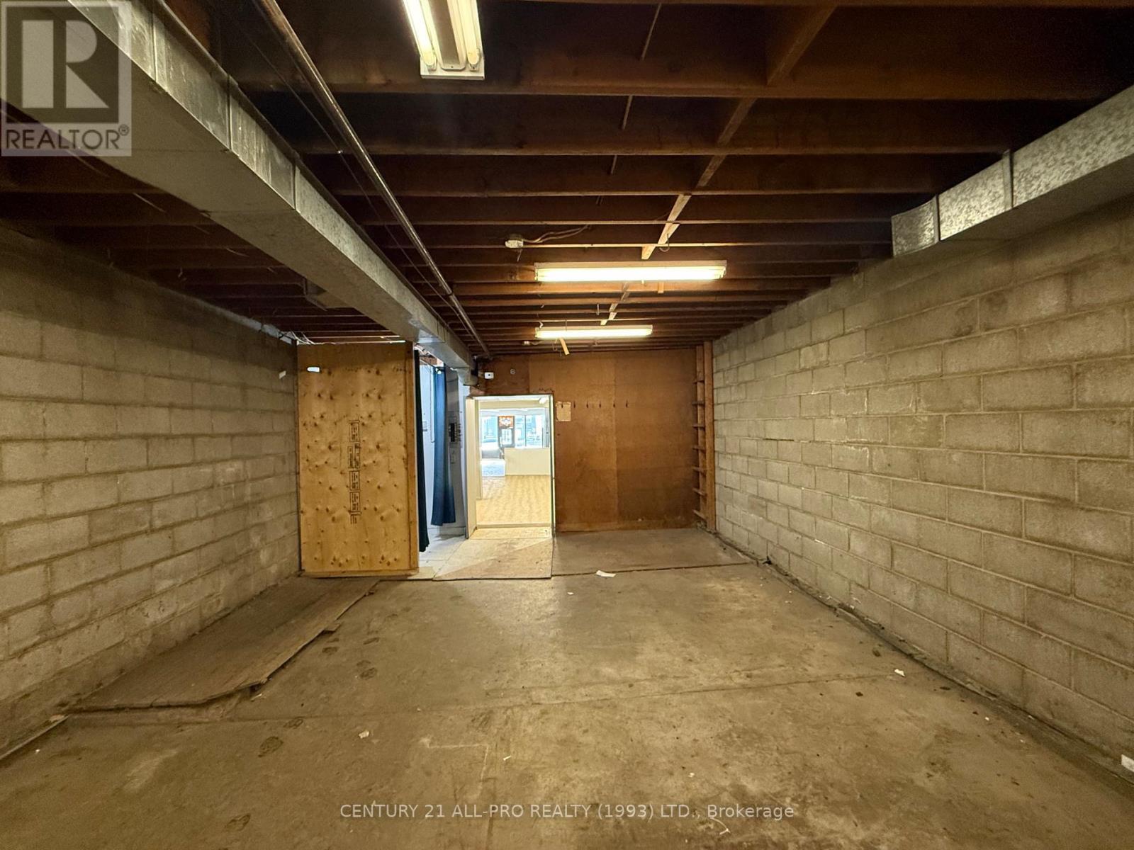 84 King Street W Property Photo 12