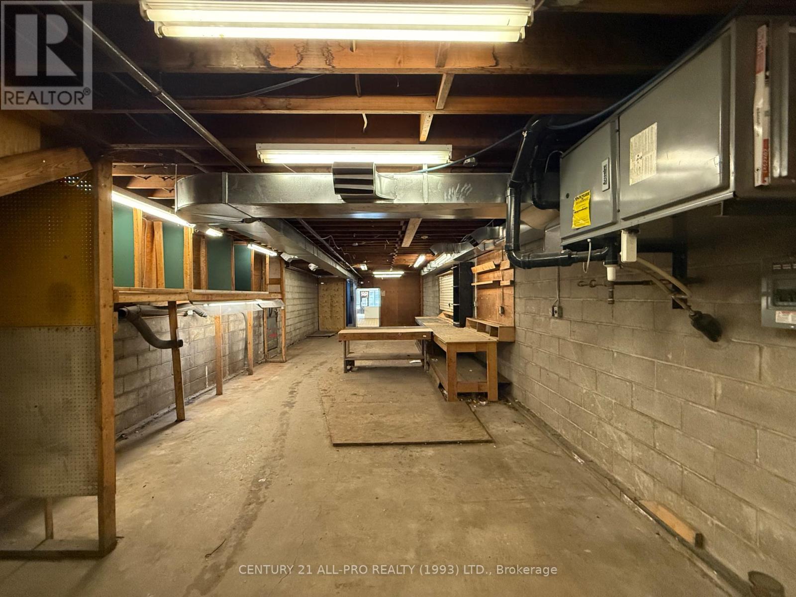 84 King Street W Property Photo 14