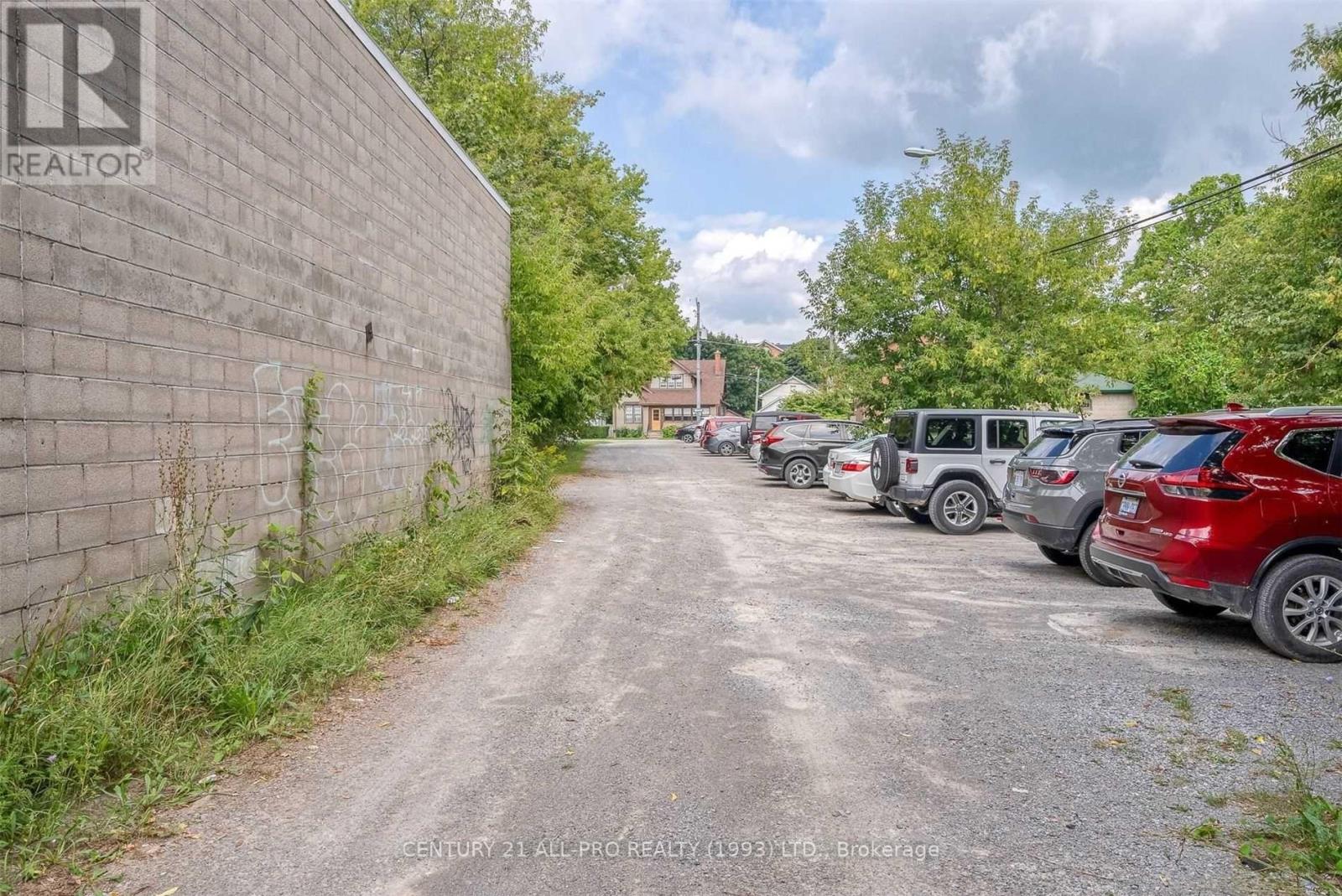 84 King Street W Property Photo 18