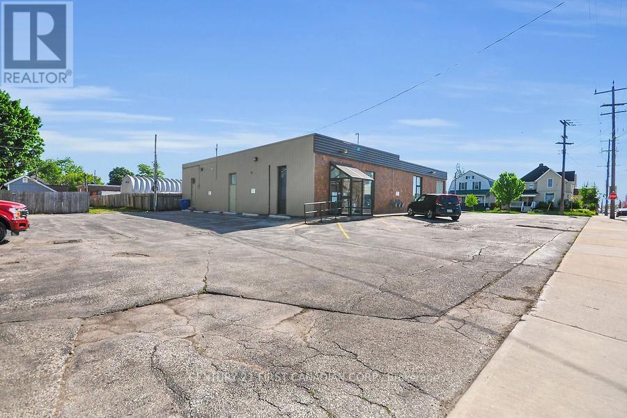120 Vidal Street N Property Photo 4