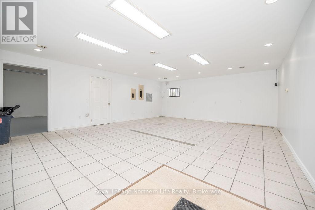2427 Petawawa Boulevard Property Photo 20