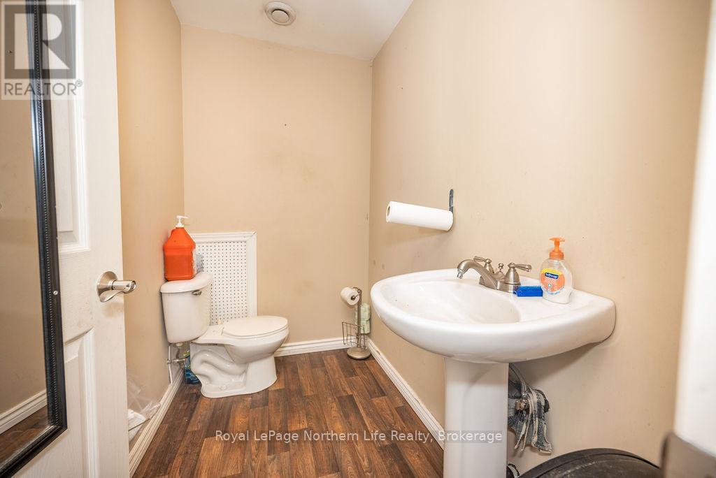 2427 Petawawa Boulevard Property Photo 22