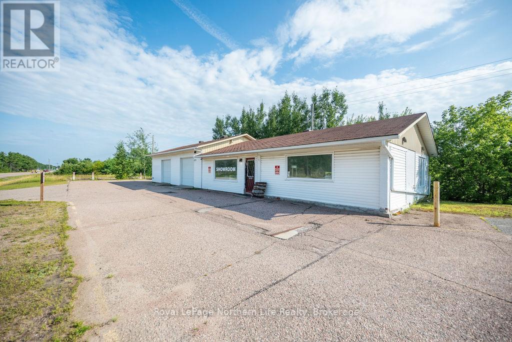 2427 Petawawa Boulevard Property Photo 28