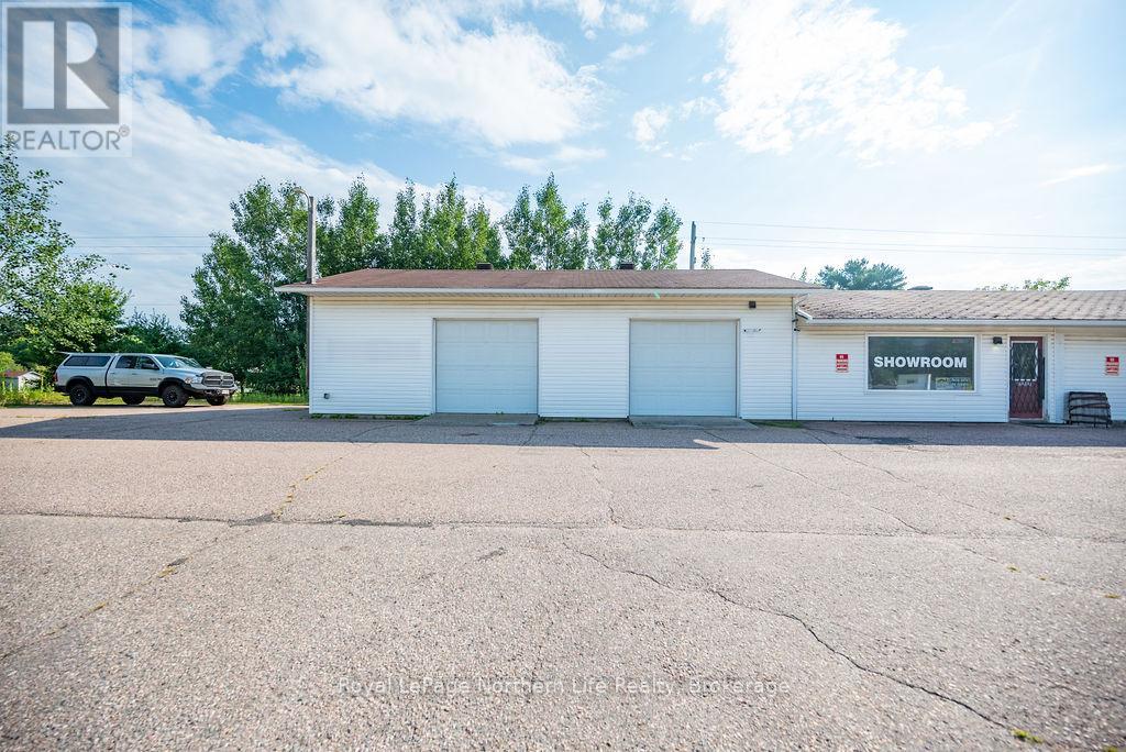 2427 Petawawa Boulevard Property Photo 30