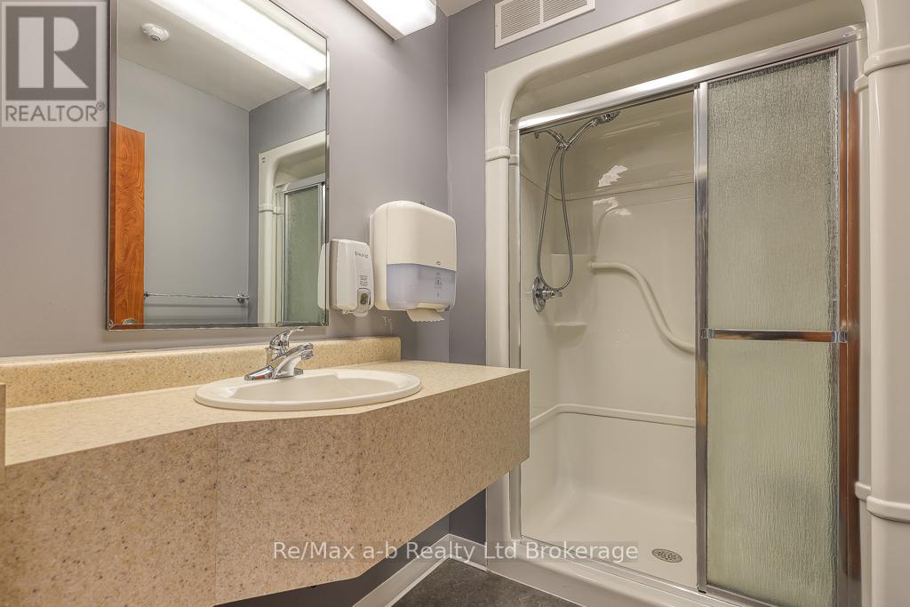 19 King Street E Property Photo 14