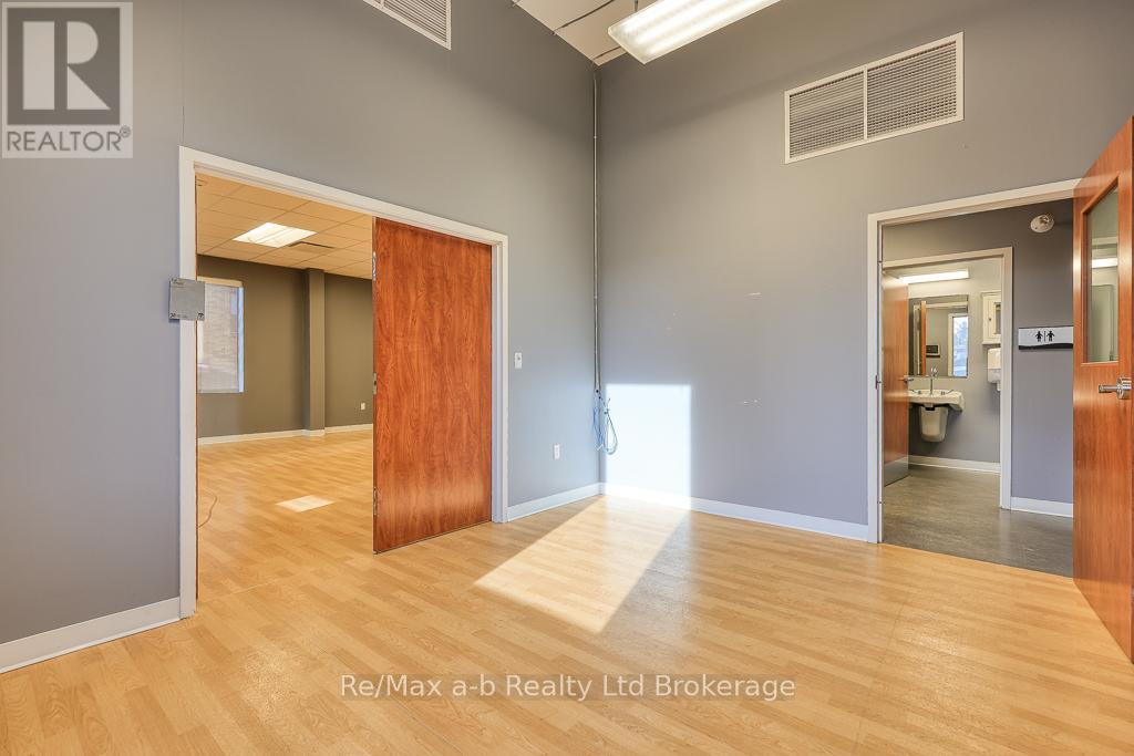 19 King Street E Property Photo 18