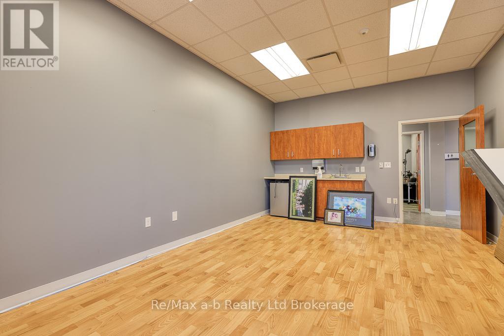 19 King Street E Property Photo 20