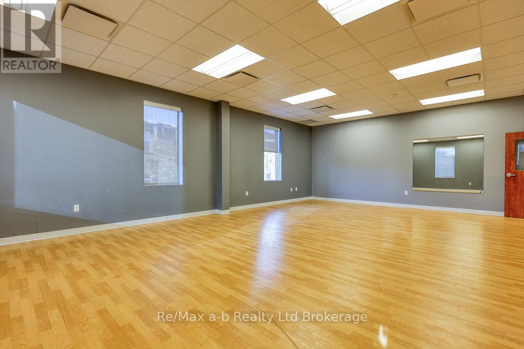 19 King Street E Property Photo 25