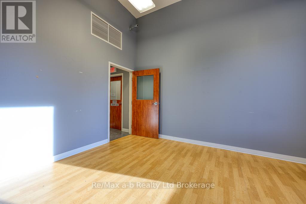 19 King Street E Property Photo 26