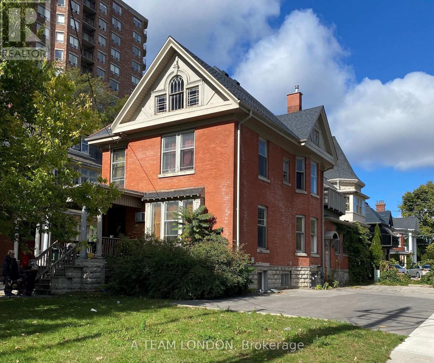 334 QUEENS AVENUE Property Photo 1