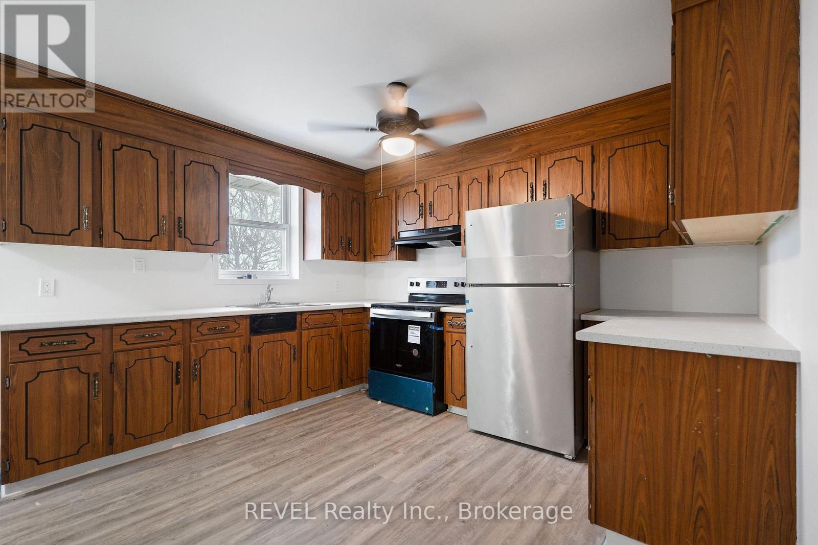 50 Front Street N Property Photo 16