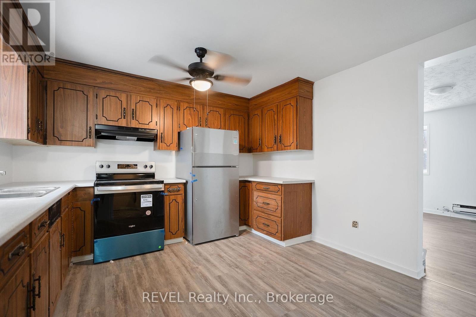50 Front Street N Property Photo 17