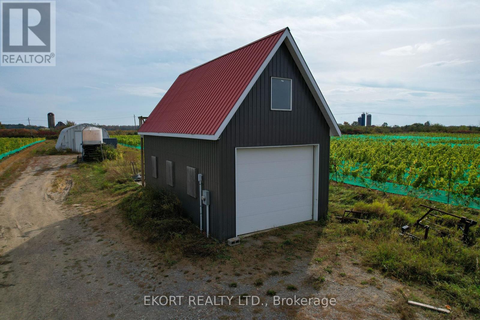 811 Danforth Road Property Photo 6