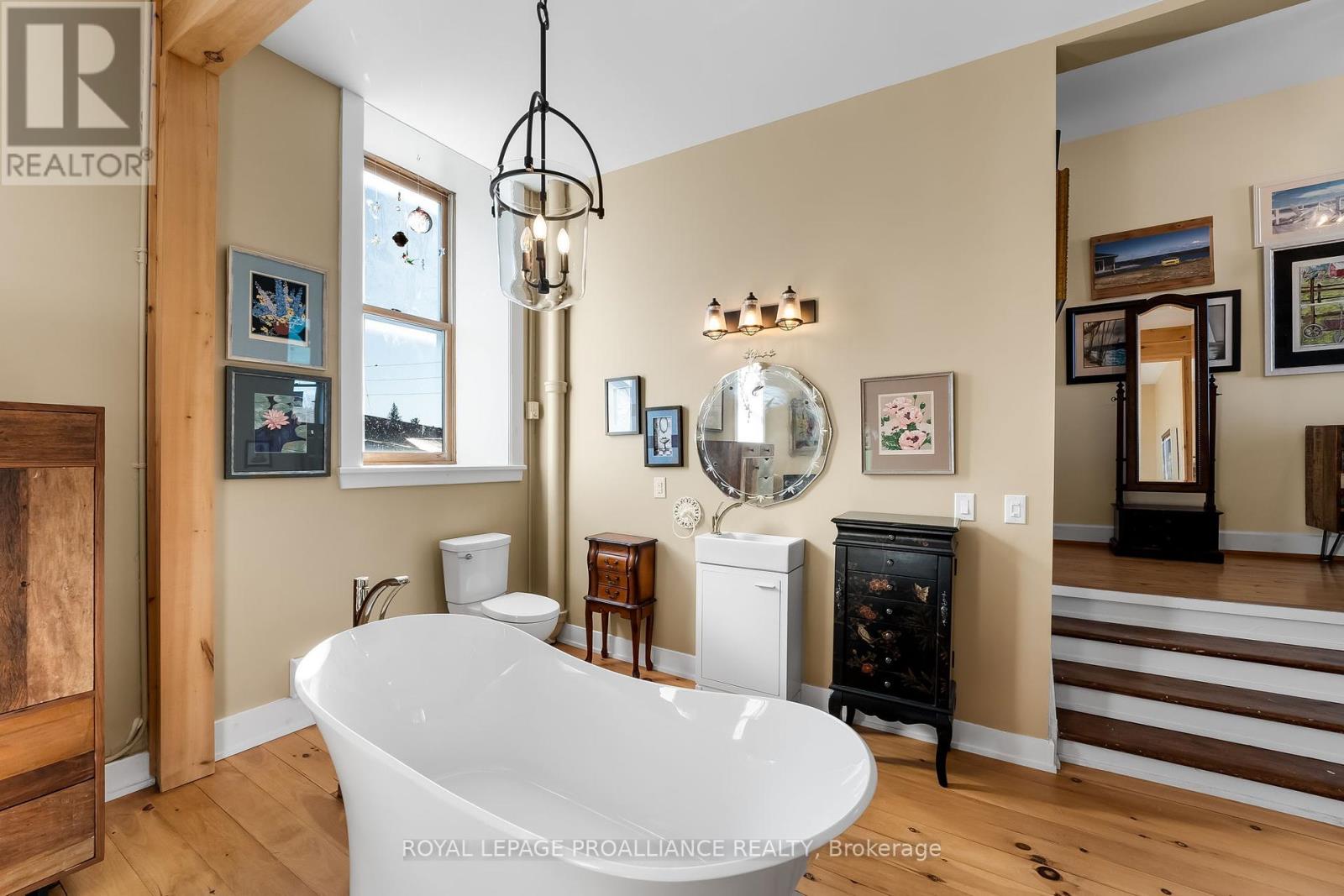 345 Victoria Street N Property Photo 20