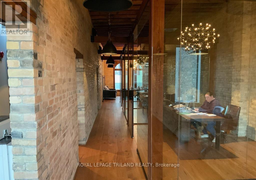 284 Dundas Street Property Photo 8