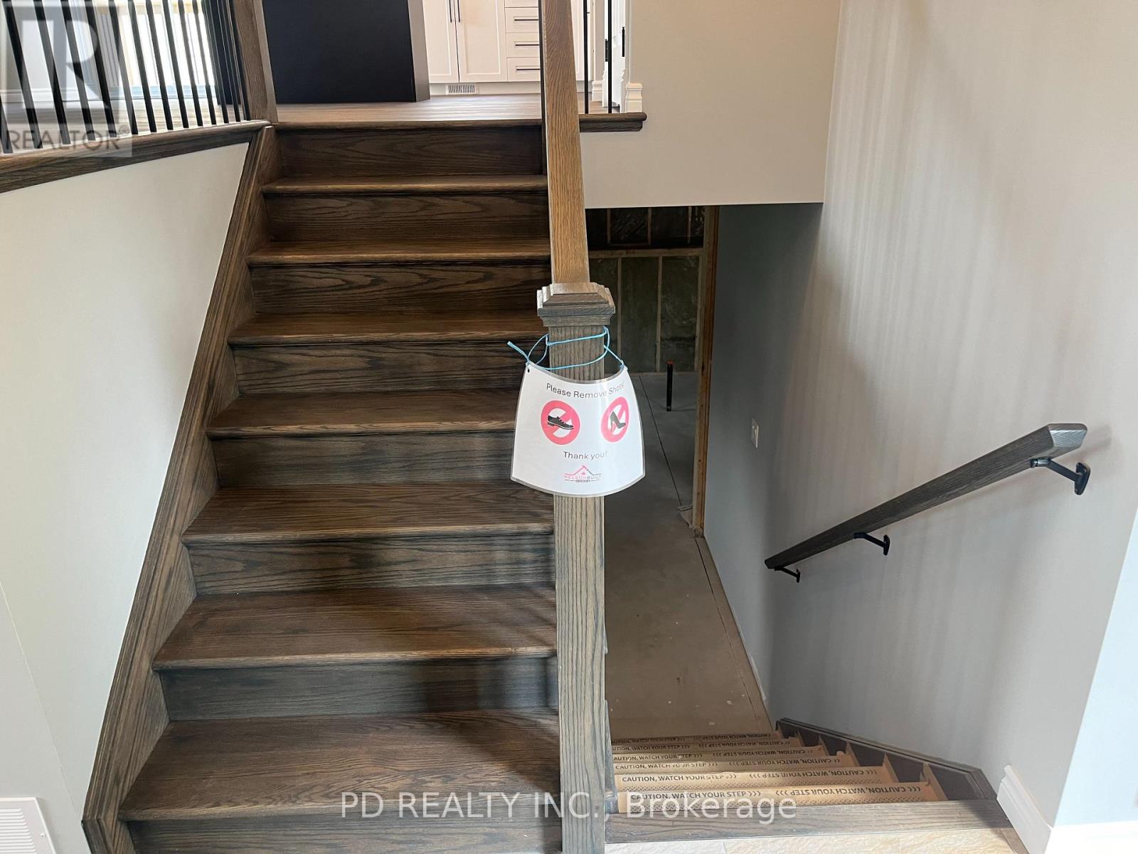 20 Queen Street S Property Photo 4