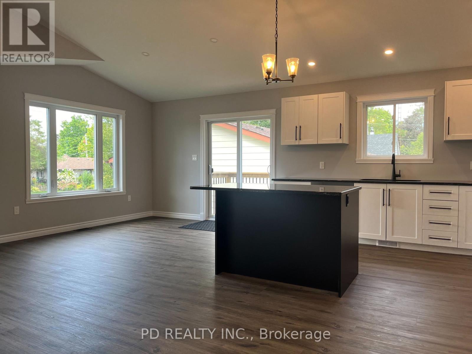 20 Queen Street S Property Photo 6