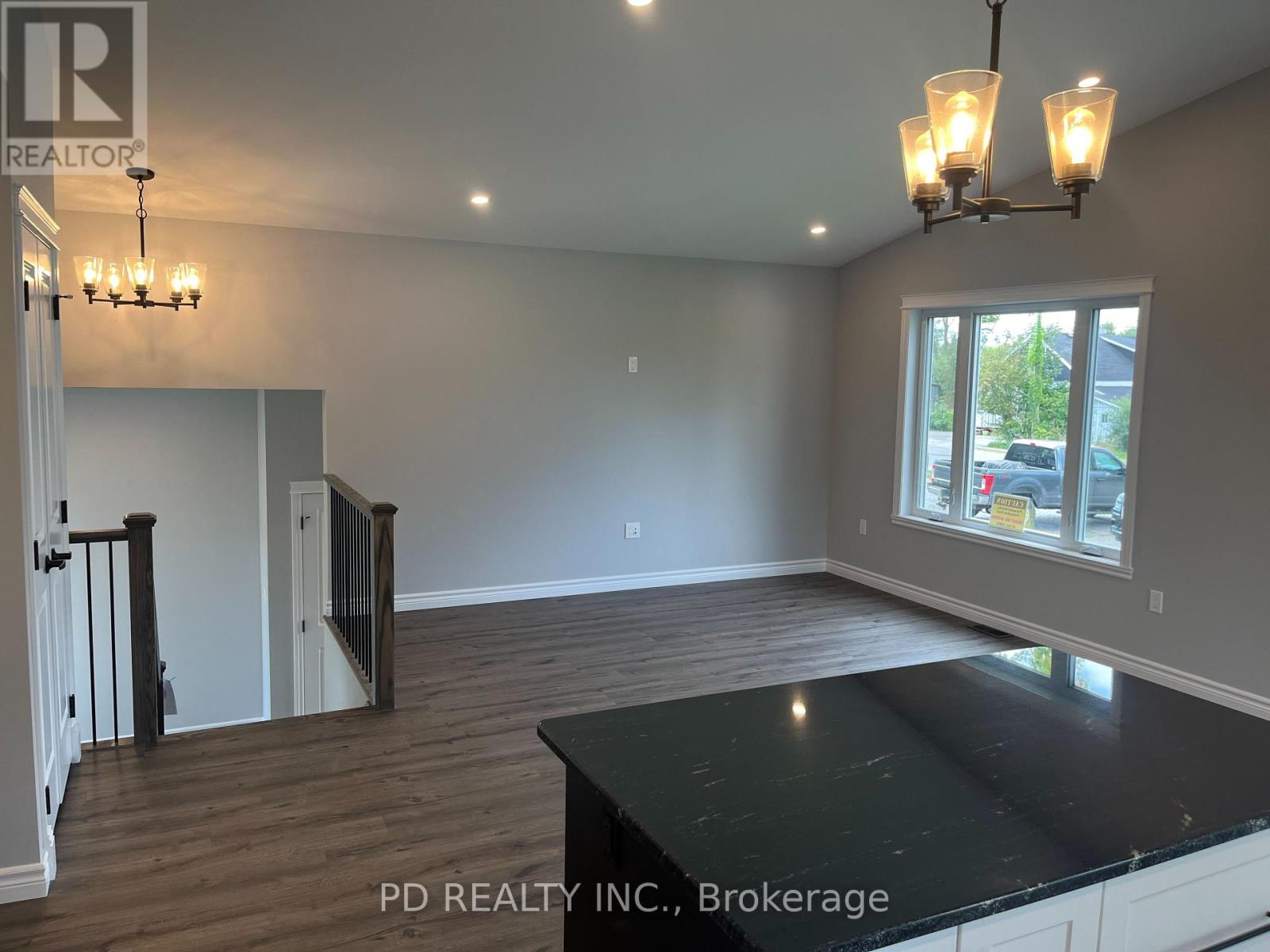 20 Queen Street S Property Photo 8