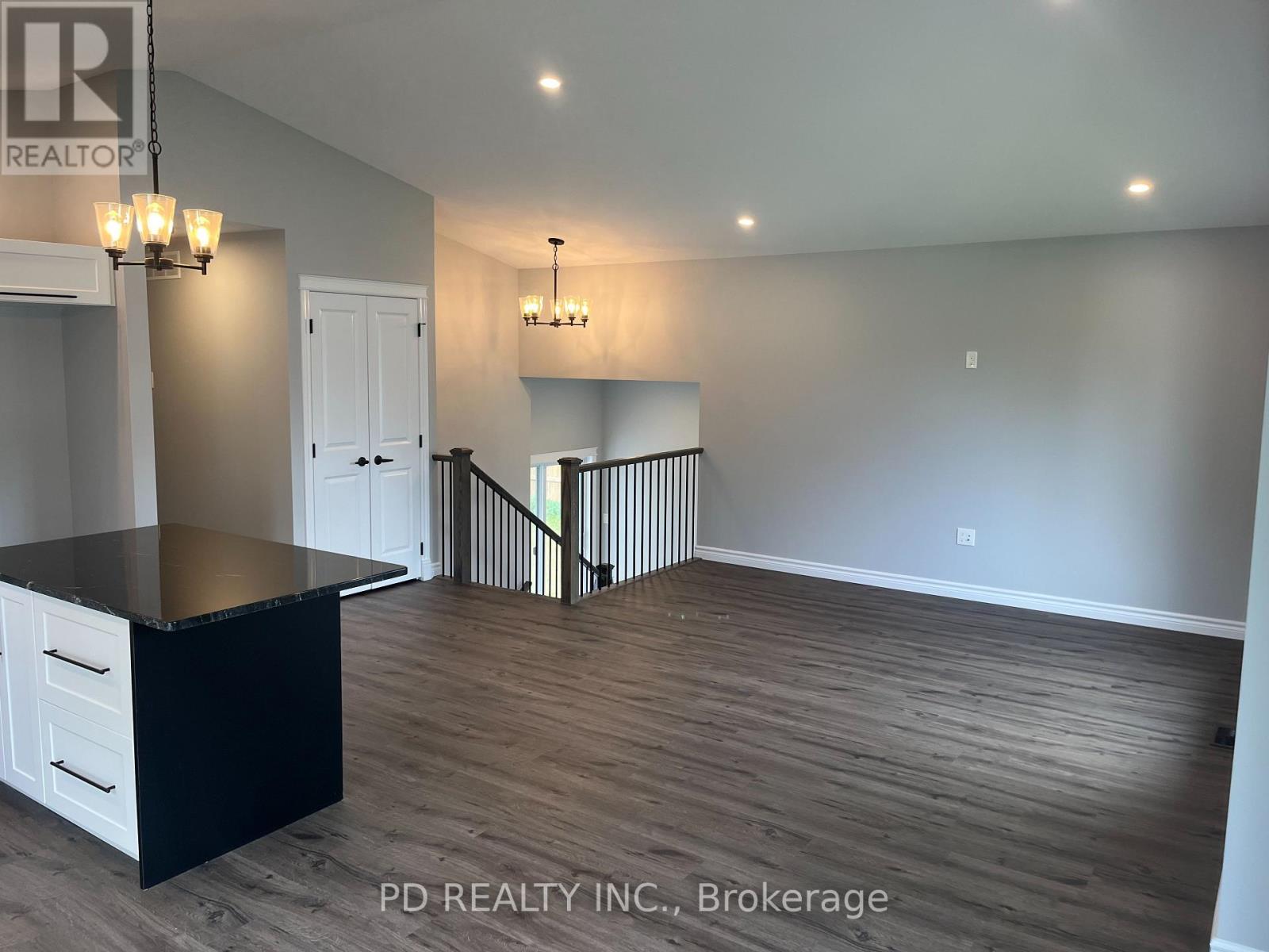 20 Queen Street S Property Photo 9