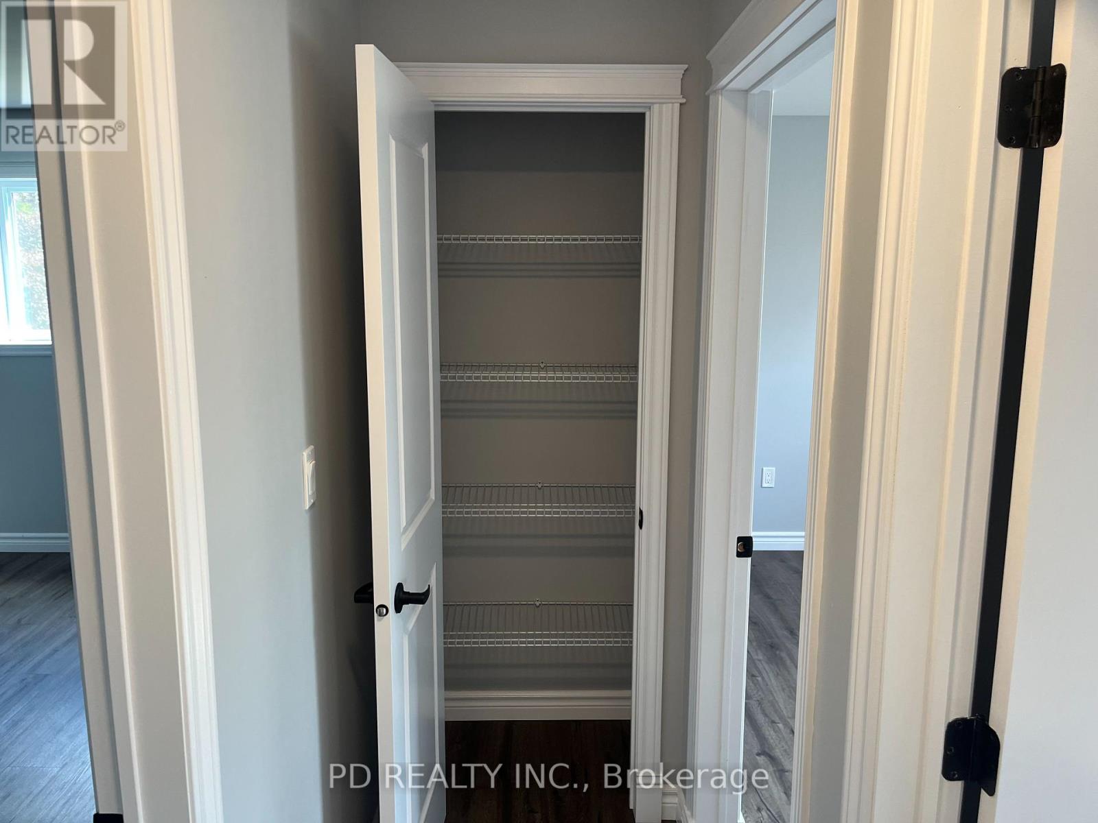20 Queen Street S Property Photo 21