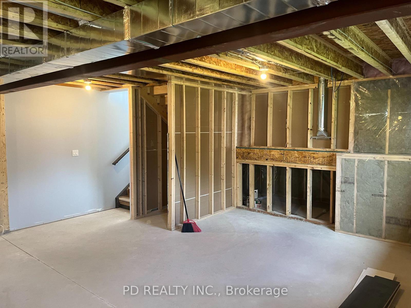 20 Queen Street S Property Photo 24
