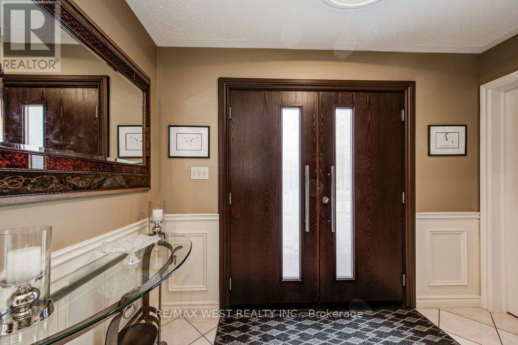 610 Stonebury Crescent Property Photo 3
