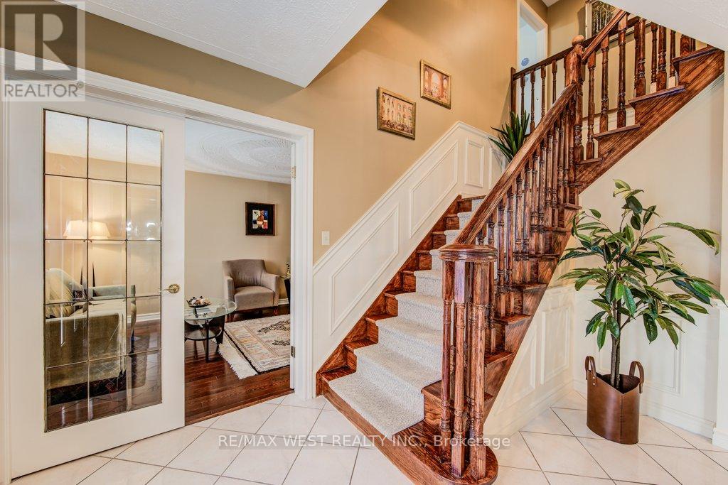 610 Stonebury Crescent Property Photo 4