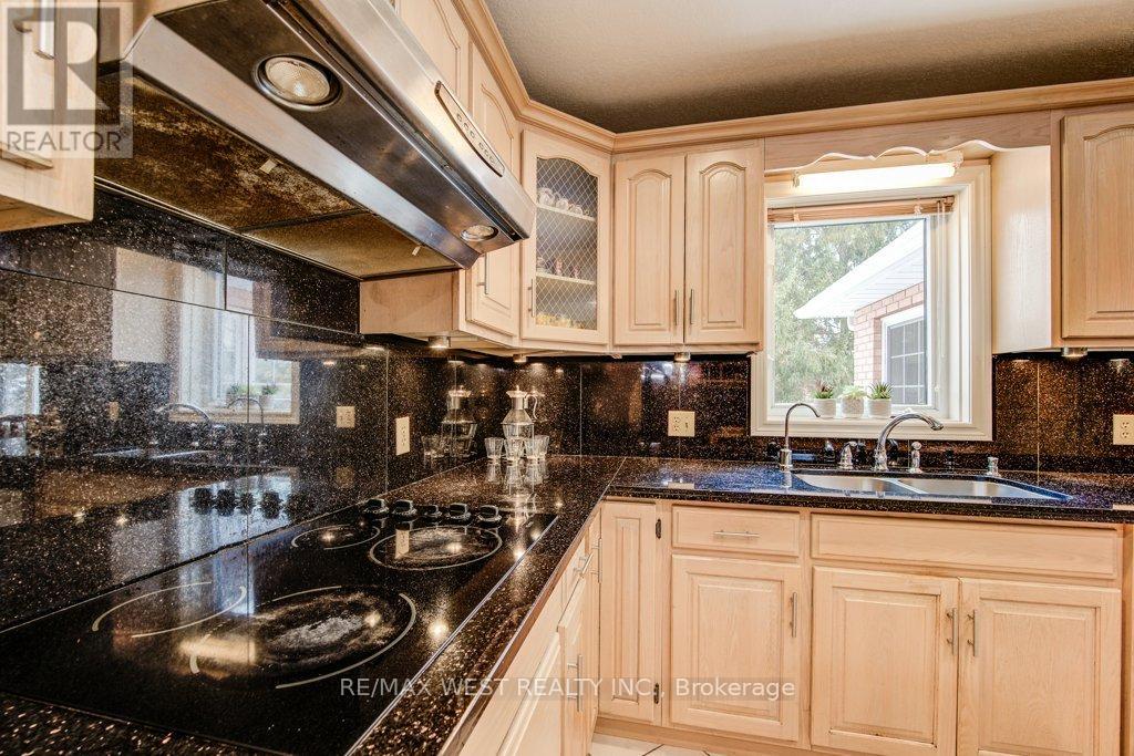 610 Stonebury Crescent Property Photo 11