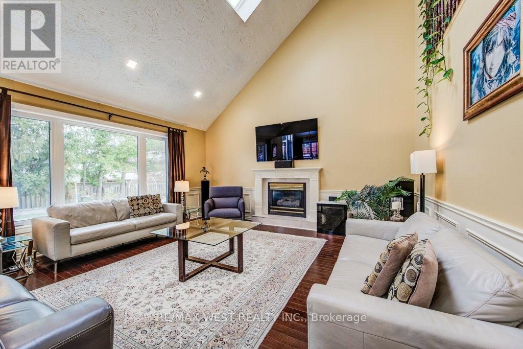 610 Stonebury Crescent Property Photo 16