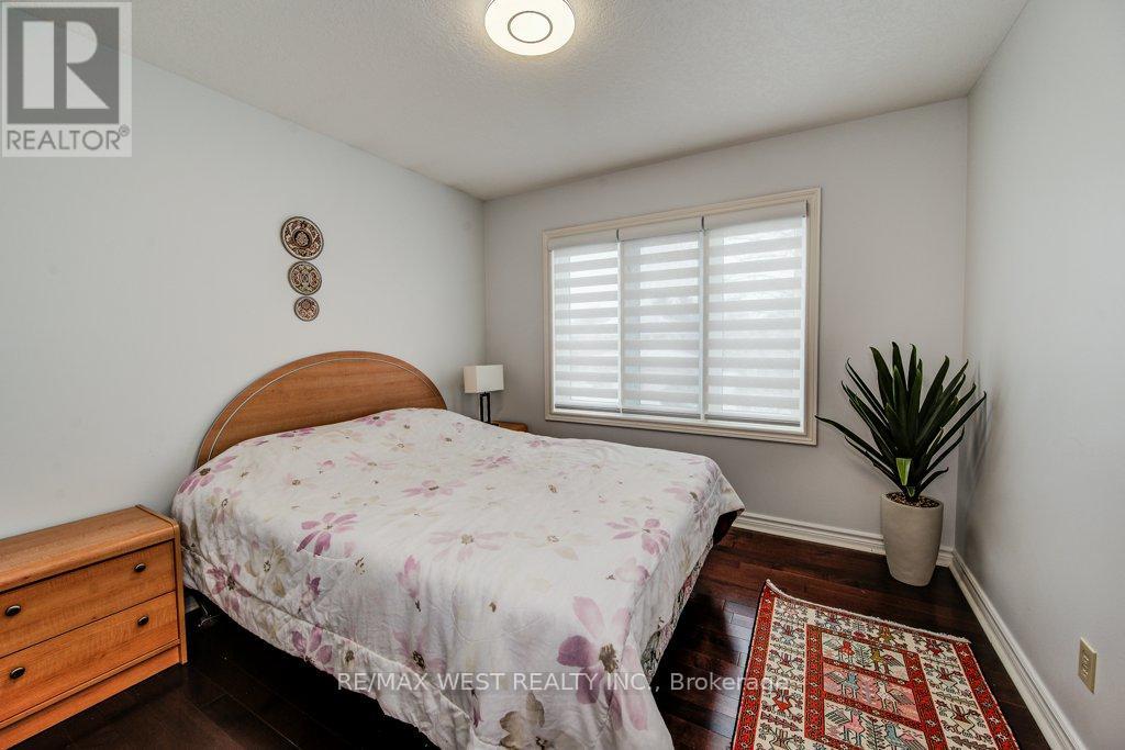 610 Stonebury Crescent Property Photo 21