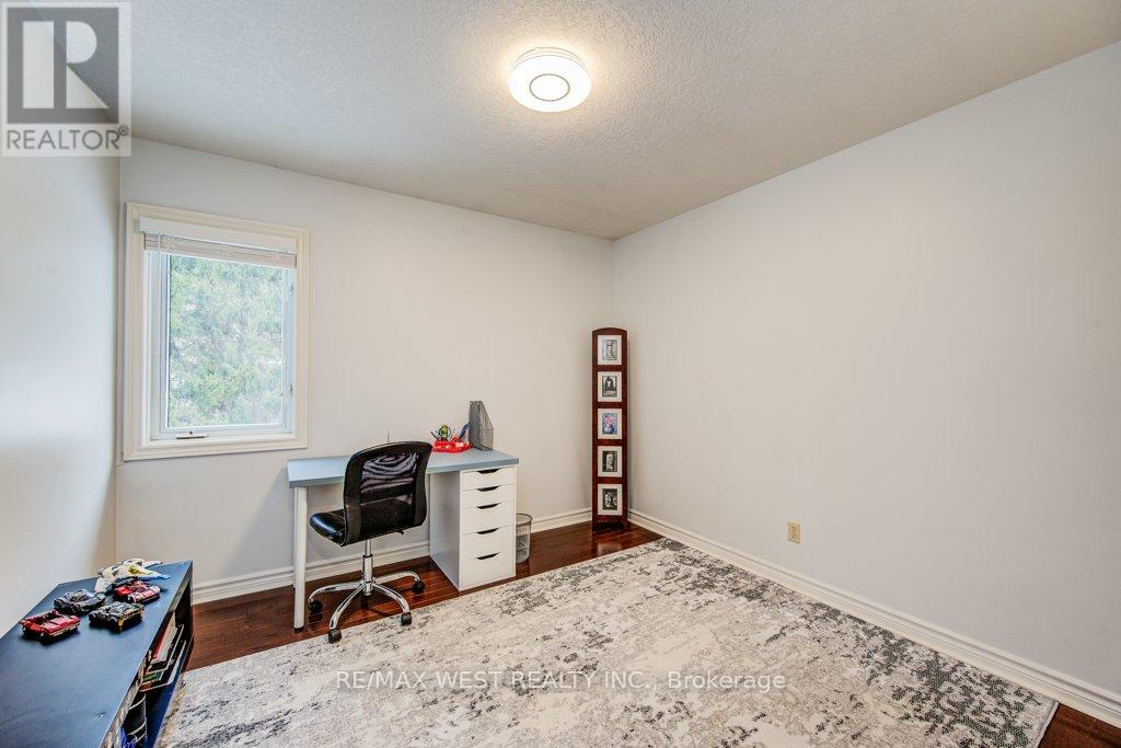 610 Stonebury Crescent Property Photo 22