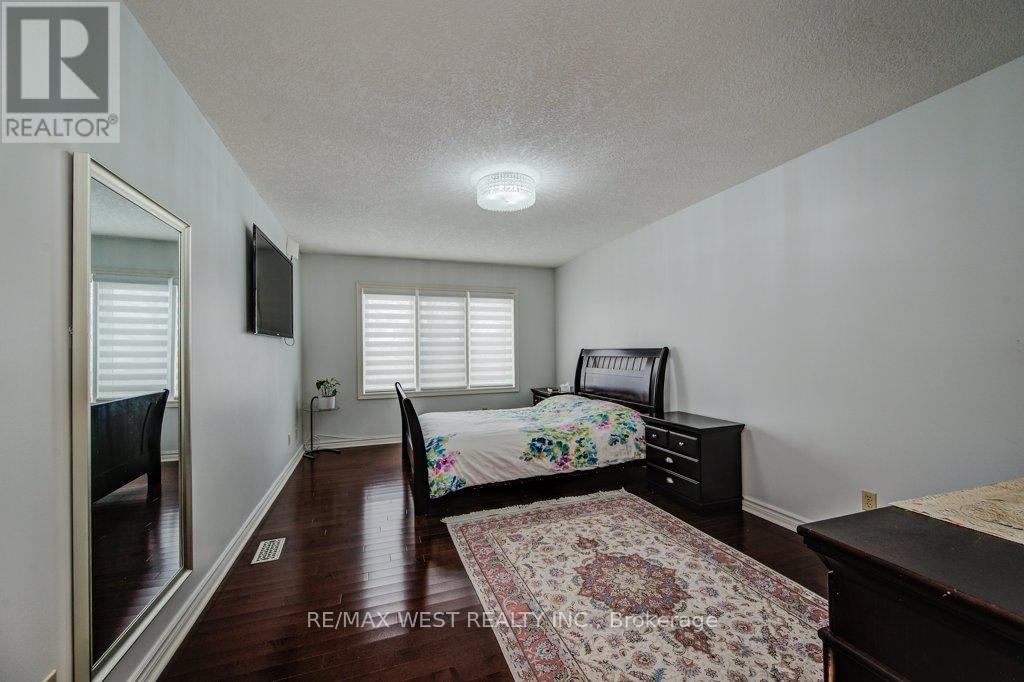 610 Stonebury Crescent Property Photo 25