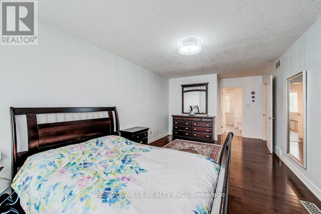 610 Stonebury Crescent Property Photo 26