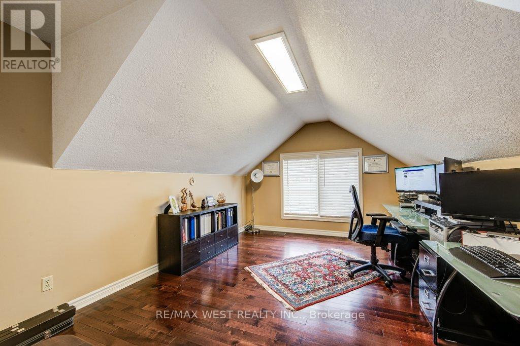 610 Stonebury Crescent Property Photo 31