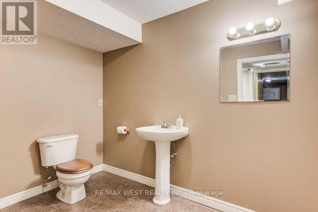 610 Stonebury Crescent Property Photo 33