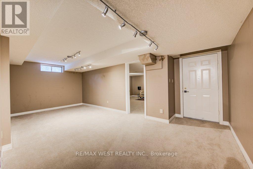 610 Stonebury Crescent Property Photo 34