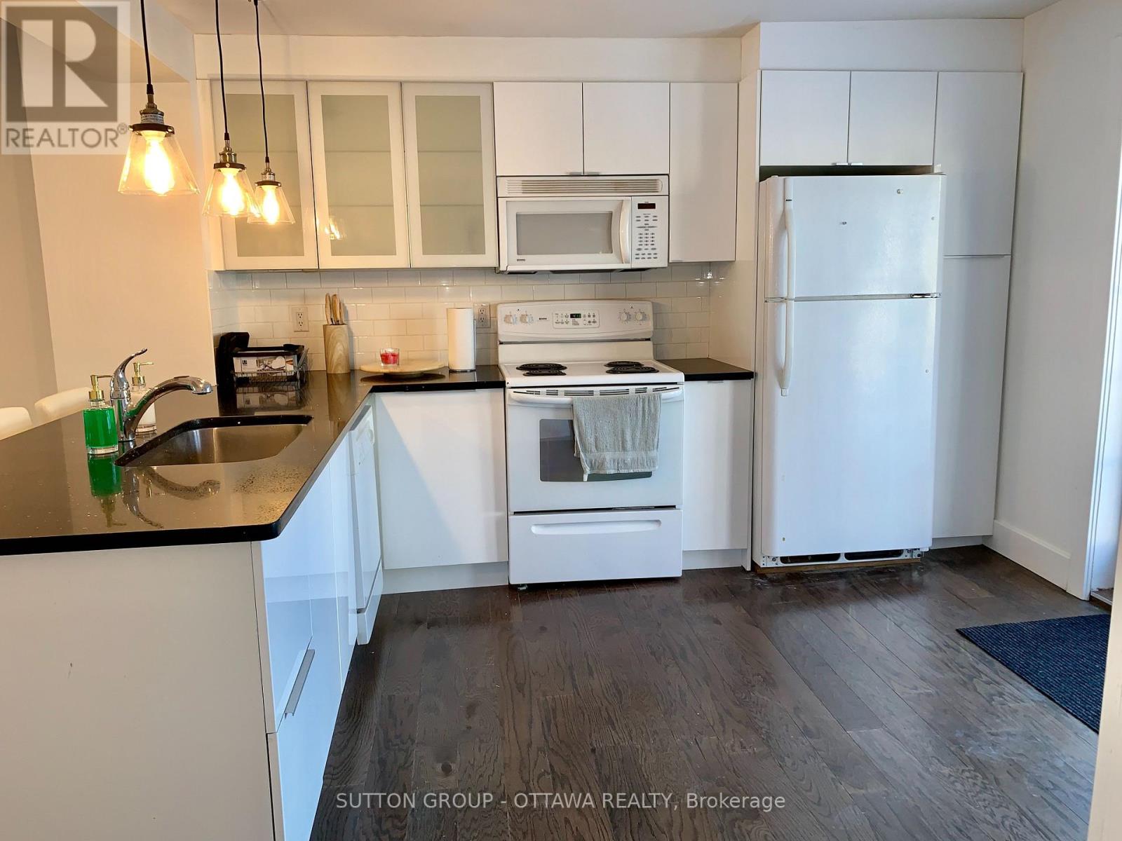 323 Montfort Street Property Photo 10