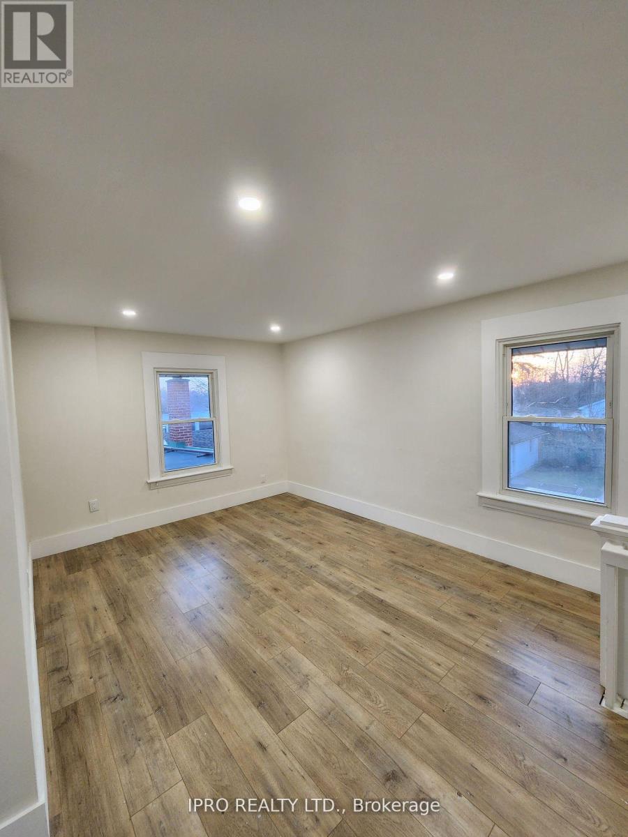 3 - 346 Queenston Street Property Photo 3