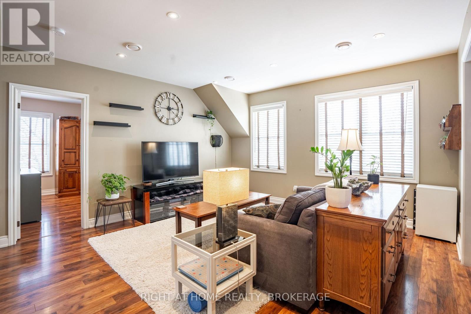 6 32nd Street E Property Photo 4