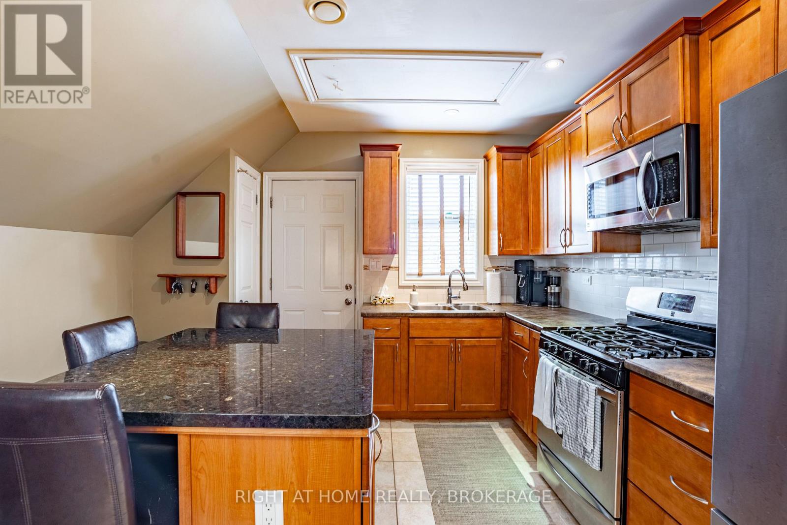 6 32nd Street E Property Photo 5