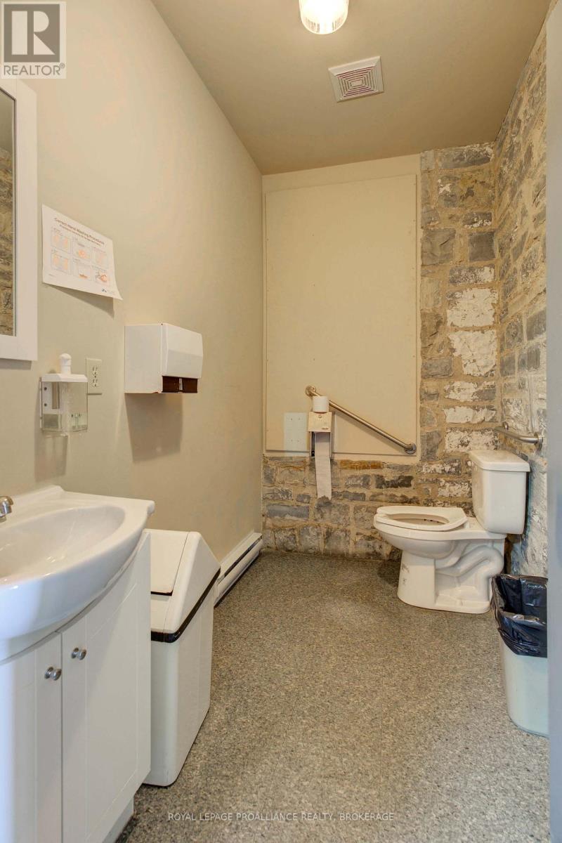 100 - 308 Wellington Street Property Photo 6